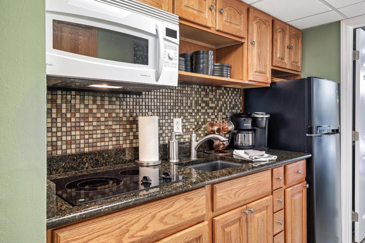 Lovely Condo W/ Indoor Pool *Only Steps To Parkway Gatlinburg Exteriör bild