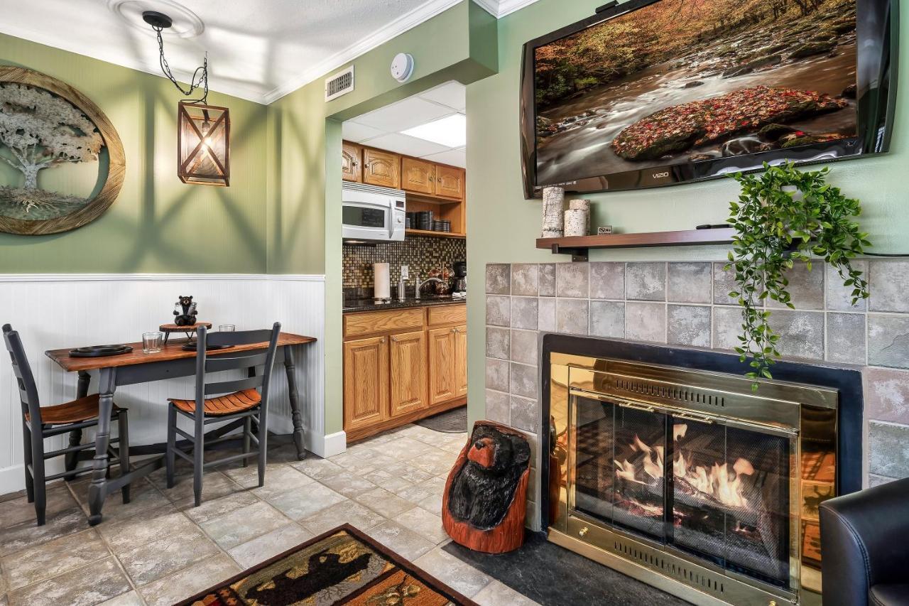 Lovely Condo W/ Indoor Pool *Only Steps To Parkway Gatlinburg Exteriör bild