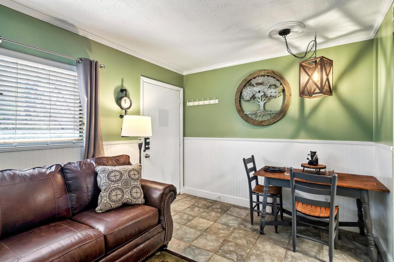 Lovely Condo W/ Indoor Pool *Only Steps To Parkway Gatlinburg Exteriör bild