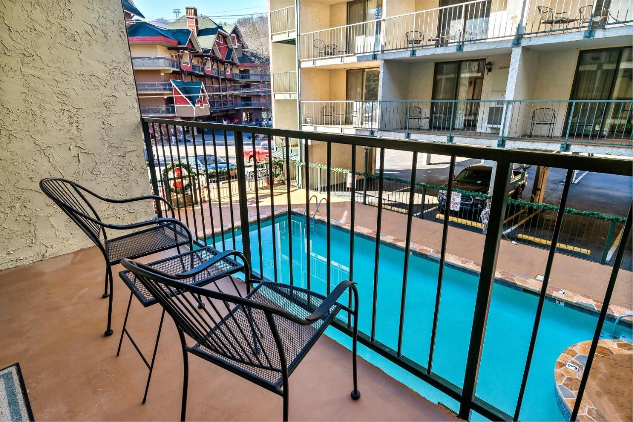 Lovely Condo W/ Indoor Pool *Only Steps To Parkway Gatlinburg Exteriör bild