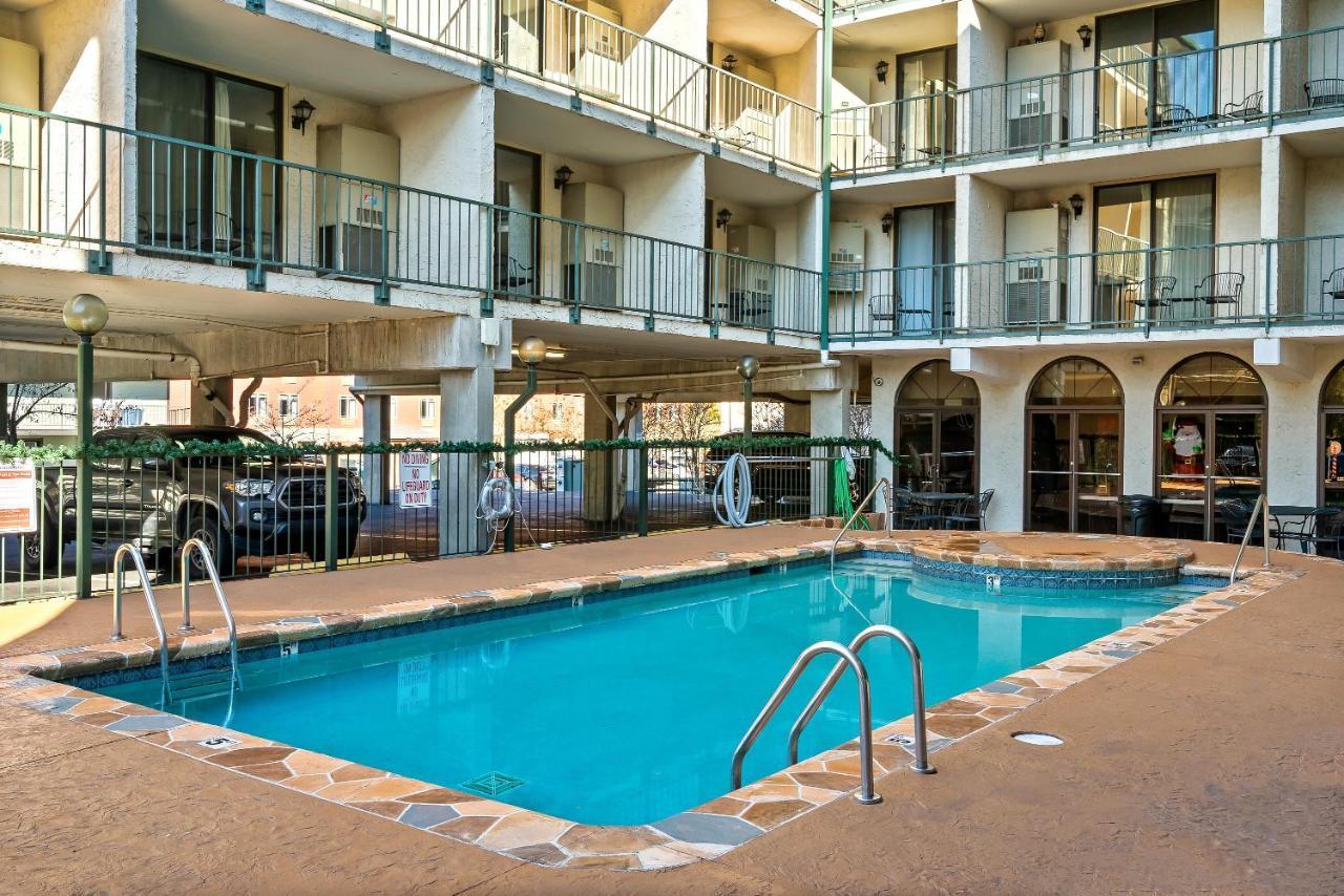 Lovely Condo W/ Indoor Pool *Only Steps To Parkway Gatlinburg Exteriör bild